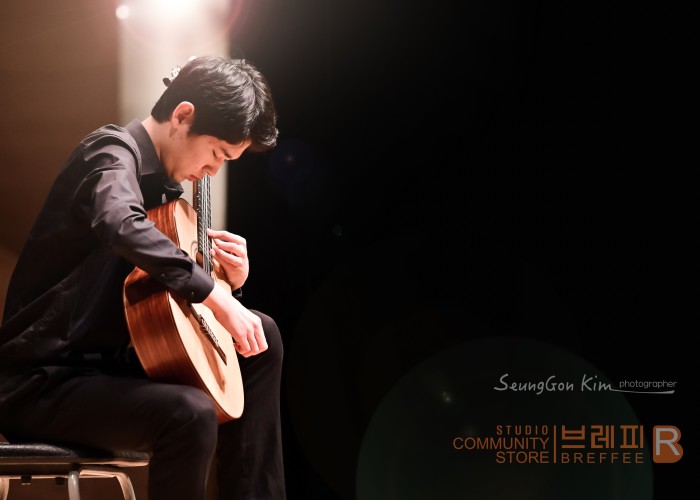 클래식 기타 연주 남자연주자