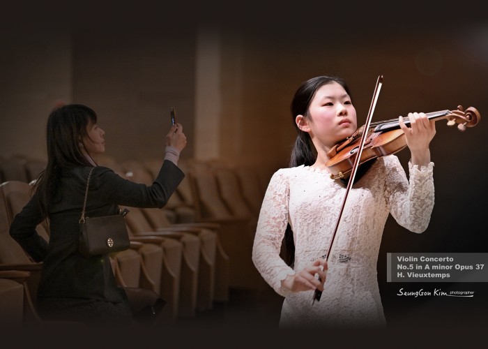 바이올린 연주자 와 엄마의 모습